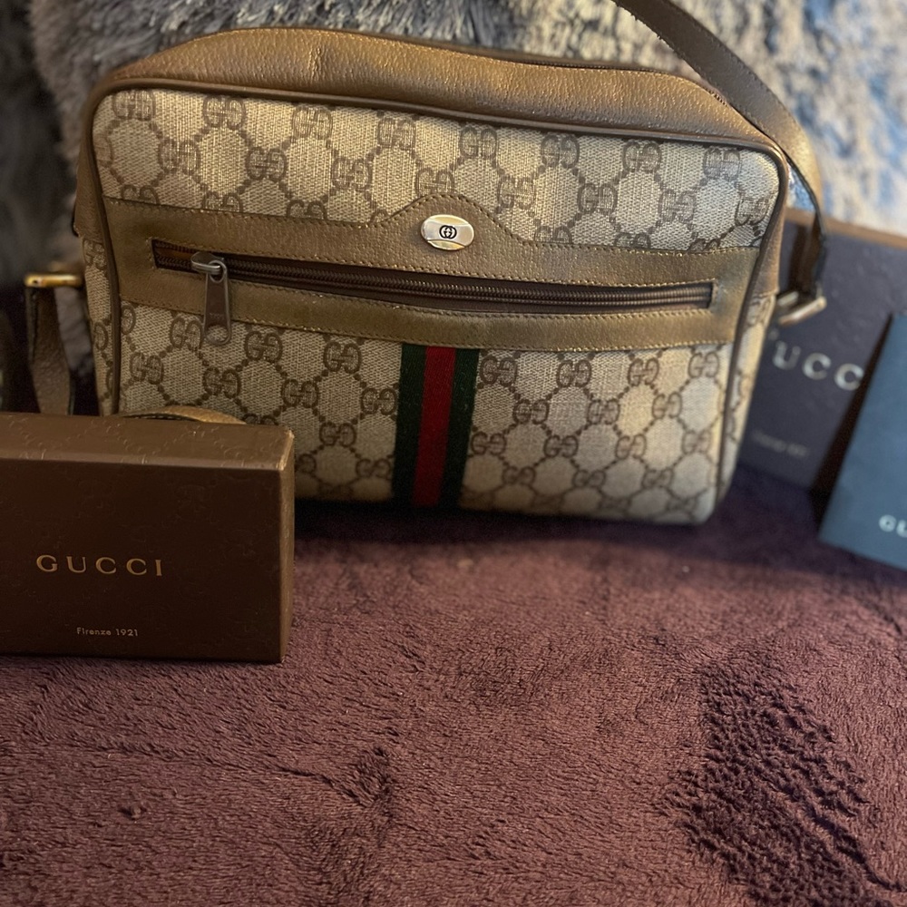 Authentic Vintage Gucci Cross Body”Beautiful preloved please look at all photos.